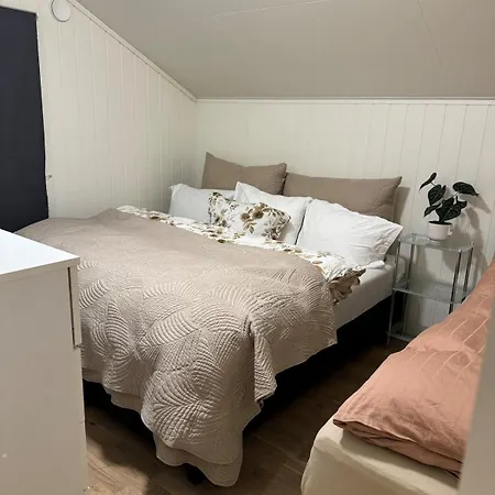By The Center Free Parking Newly Renovated Apartment *